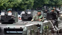 Terlihat ada sekitar 5 panser Anoa TNI dan truk-truk TNI.