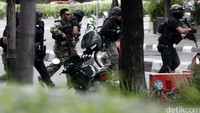 Aksi bom bunuh diri dilakukan di dekat Pos Polisi pada 14 Januari 2016 pagi. Foto ini keadaan pelaku yang meledakkan di dekat pos polisi Sarinah (Foto: Agung Phambudhy/detikcom)