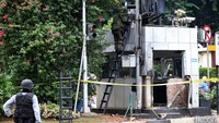 Tim Gegana Polri mengamankan benda mencurigakan di atap Pos Polisi Sainah, Jl MH Thamrin, Jakarta, KAmis (14/1/2016). 