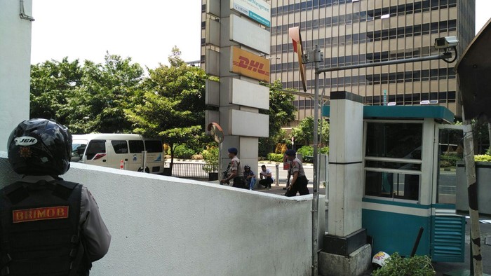 Saksi: Ada Bule Tergeletak di Parkiran Starbucks