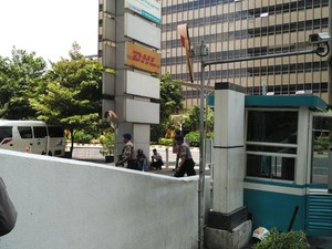 Tim Gegana Masuk ke Menara Cakrawala: Tiarap, Diam di Tempat!