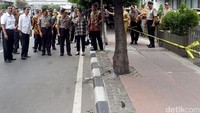 Jokowi tampak didampingi Menko Polhukam Luhut Pandjaitan, Kapolri Jenderal Badrodin Haiti, Kapolda Metro Jaya Irjen Tito Karnavian, Menko PMK Puan Maharani, Gubernur DKI Jakarta Basuki T Purnama (Ahok), dan Panglima TNI Jenderal Gatot Nurmantyo. Cahyo/Setpres/detikFoto.