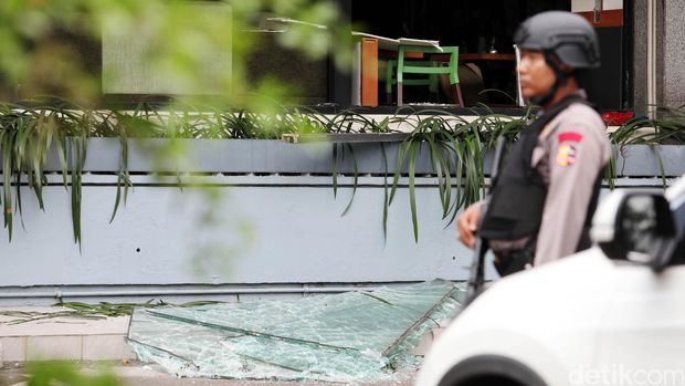 Kerusakan terlihat di salah satu gerai Starbucks  di kawasan Sarinah, Jakarta, Kamis (14/1/2016).  Kerusakan akibat ledakan bom bunuh diri itu menyebabkan plafon jebol, kaca pecah dan furniture berantakan. (Ari Saputra/detikcom).