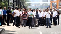 Warga berkerumun menyaksikan kejadian ini.