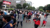 Warga berkerumun di sekitar pos polisi.