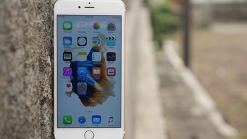 Enam tahun merupakan rentang hidup yang sangat lama untuk perangkat smartphone. Karena itu menjadikan iPhone 6S dan 6S Plus sebagai ponsel dengan dukungan update terlama hingga saat ini. Foto: Anggoro Suryo Jati/detikINET