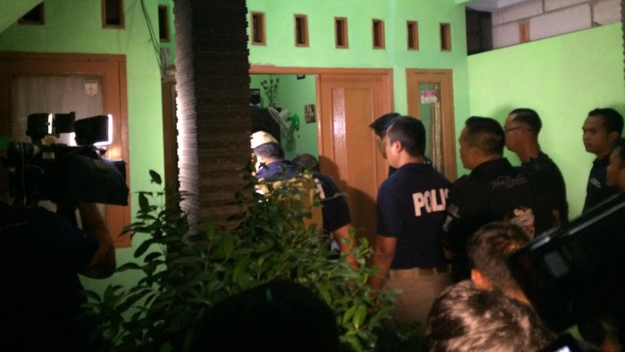 Puslabfor Olah TKP di Rumah Ali dan Dian Terduga Teroris Thamrin di Meruya