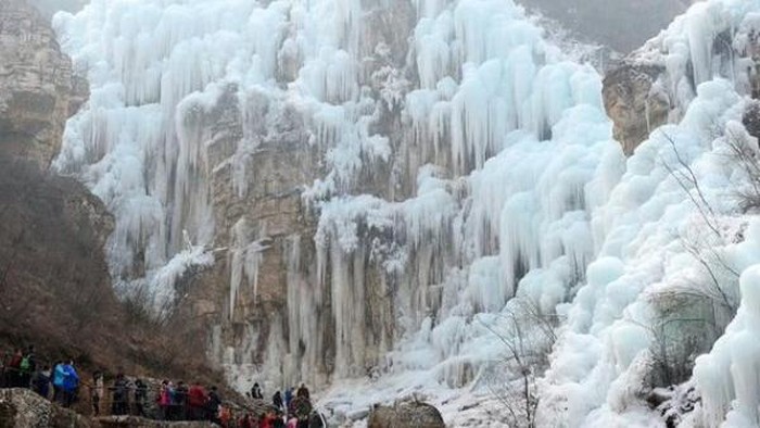 Air Terjun yang Membeku Cantik Jadi Destinasi Baru di China