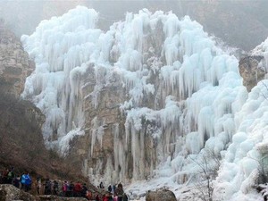 Air Terjun yang Membeku Cantik Jadi Destinasi Baru di China