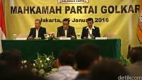 Sidang Mahkamah Partai Golkar dipimpin oleh Muladi (tengah), Andi Mattalatta (kiri), dan Djasri Marin (kanan).