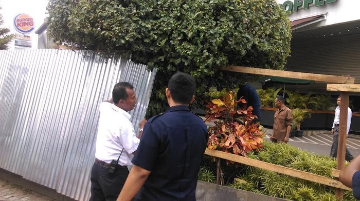 Seng di Gerai Starbucks Dibongkar, Warga Berkerumun Menonton Lokasi Bom