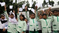 Salah satu rombongan siswa SD yang ikut beraksi.