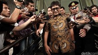 Choel berjalan menuju mobilnya.
