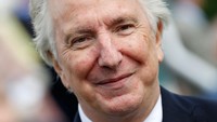 Alan Rickman mengawali karier di desain grafis hingga usia 26. Ia pun memutuskan menjadi aktor dan berjuang hingga akhirnya mulai dikenal di film Die Hard dan kemudian mendapatkan peran Severus Snape di usia 55 tahun. Tristan Fewings/Getty Images