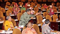 Senator dari Jawa Tengah Akhmad Muqowam melakukan instrupsi kepada Ketua DPD Irman Gusman. Pool/Lamhot Aritonang/detikFoto.