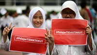 Ratusan pelajar dari berbagai sekolah melakukan aksi damai di Bundaran Hotel Indonesia, Jakarta, Jumat (15/1/2016).