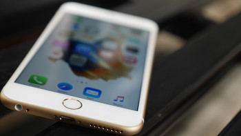 Sempat diprediksi tak masuk daftar, iPhone 6S dan iPhone 6S Plus dipastikan mendapatkan iOS 15 yang baru saja diluncurkan. Padahal usia ponsel tersebut sudah menginjak enam tahun. Foto: Anggoro Suryo Jati/detikINET