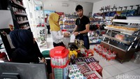 Minimarket di kawasan ini selalu ramai oleh para turis dari Timur Tengah.