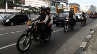 Sejumlah anggota polisi juga melakukan patroli di jalanan Ibukota. 