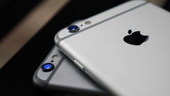 Jangan dibandingkan dengan perangkat Android. Meski Samsung membuat langkah baru dengan memberikan update keamanan hingga empat tahun untuk sejumlah ponselnya, rata-rata vendor smartphone Android memberikan dukungan 2-3 tahun Foto: Anggoro Suryo Jati/detikINET