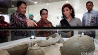 Menteri Susi, Wagud Djarot Saiful dan Menteri Yohana Yambise melihat koleksi gerabah antik yang di pajang di gedung baru.