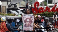 Ia beraksi seorang diri dengan membawa poster bertuliskan Rock n Roll yes, Teroris no.