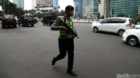 Salah satu penjagaan yang diperketat terlihat di sekitaran kawasan Bundaran Hotel Indonesia. 