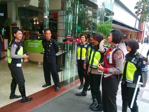 Antisipasi Teror, Polwan Cantik di Bandung Patroli di Mal