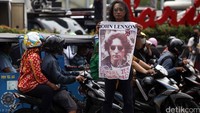 Pria paruh baya berpenampilan layaknya vokalis The Beatles, John Lennon menggelar aksi simpatik di persimpangan Sarinah, Jumat (15/1/2016).
