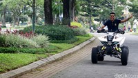 Seorang turis asal Arab Saudi begitu menikmati ATV.