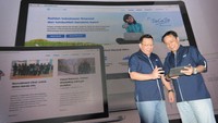 CEO Asuransi Astra Santosa (kanan) didampingi Chief Marketing Officer Retail & Health Business Asuransi Astra Gunawan Salim (kiri) meluncurkan kembali website Gomitra.com di Kuningan City Jakarta, Rabu (13/1). Pool/Garda Oto.