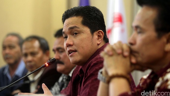 Ketua Umum KOI, Erick Thohir, saat memberikan keterangan terkait pengamanan penyelenggaraan Asian Games 2018, di Kantor KOI, Jakarta, Jumat (15/01/2016). Erik Thohir dengan tegas menyatakan kalau KOI dan 41 pengurus cabang olahraga di Indonesia sama sekali tidak terpengaruh dengan gangguan kecil yang sempat melanda Ibu Kota. Rengga Sancaya/detikcom.