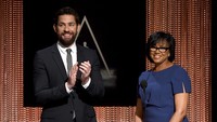 John Krasinski membacakan nominasi bersama Presiden The Academy, Cheryl Boone Isaacs. Kevin Winter/Getty Images/detikFoto.