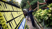Para petugas setempat tampak membongkar seng-seng yang awalnya menutup sebagian sisi Menara Cakrawala tepatnya di bagian depan gerai Starbucks, Thamrin, Jakarta (15/01/2016).