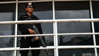 Pasca terjadinya teror di Sarinah-Thamrin kemarin petugas kepolisian menjaga ketat diberbagai lokasi di Jakarta.