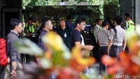 Sejumlah ledakan terjadi pada aksi teror kemarin, di antaranya di depan Starbuck.