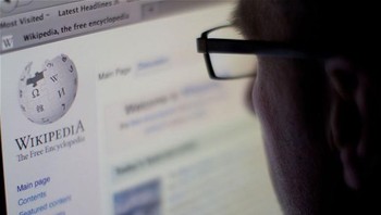 Arti kata Wikipedia adalah gabungan kata dari Wiki dan ensiklopedia. Ensiklopedia memiliki makna ilmu pengetahuan, sama seperti dengan fitur yang diberikan Wikipedia. Lantas, apa arti Wiki nya? Kata Wiki diambil dari bahasa Hawaii, yang berarti cepat. Foto: Telegraph