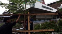 Kini lokasi tersebut telah dibuka kembali dan dibersihkan oleh para petugas setempat.