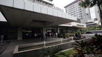 Banyak warga yang masih penasaran untuk melihat lokasi kejadian secara langsung dan mendekat ke lokasi.