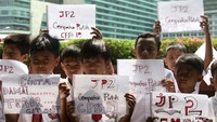 Para pelajar ini juga menyerukan kedamaian untuk semua.