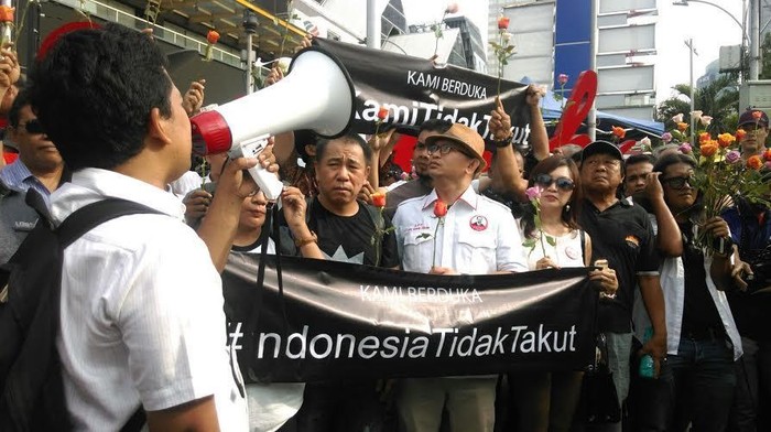 Aksi Simpati, Puluhan Warga Tabur Bunga di Depan Starbucks Thamrin