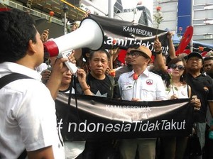 Aksi Simpati, Puluhan Warga Tabur Bunga di Depan Starbucks Thamrin