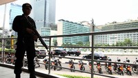 Aparat kepolisian bersenjata laras panjang menjaga kawasan Bundaran HI.