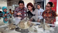 Koleksi gerabah antik ini diperoleh dari penggalian harta karun di sejumlah kawasan di laut Indonesia.