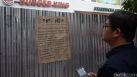 Warga melintas di depan Starbuck Cafe dan Burger King pasca teror bom di kawasan Sarinah Thamrin, Jakarta, Jumat (15/1/2016).