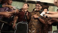 Choel kembali membawa pulang tas yang berisi pakaian tersebut.