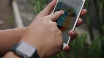 Kedua ponsel masih membawa tombol Home yang menyatu dengan sensor sidik jari. Tidak seperti iPhone masa kini, Apple masih memasang port jack audio 3,5 mm di bagian bawahnya. Foto: Anggoro Suryo Jati/detikINET