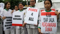 Mereka membawa berbagai poster.
