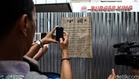 Warga juga menempelkan tulisan mengutuk aksi teror tersebut.
