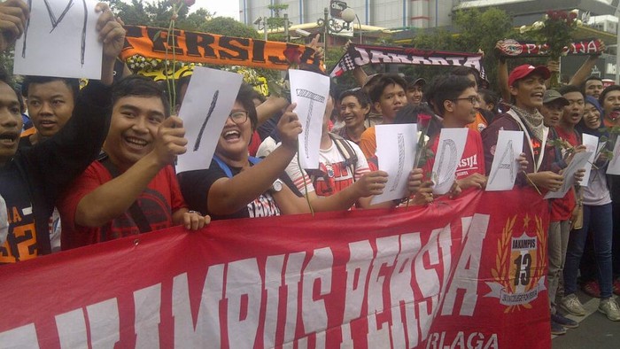 Kecam Aksi Teror, The Jak Juga Tabur Bunga di Starbucks Thamrin